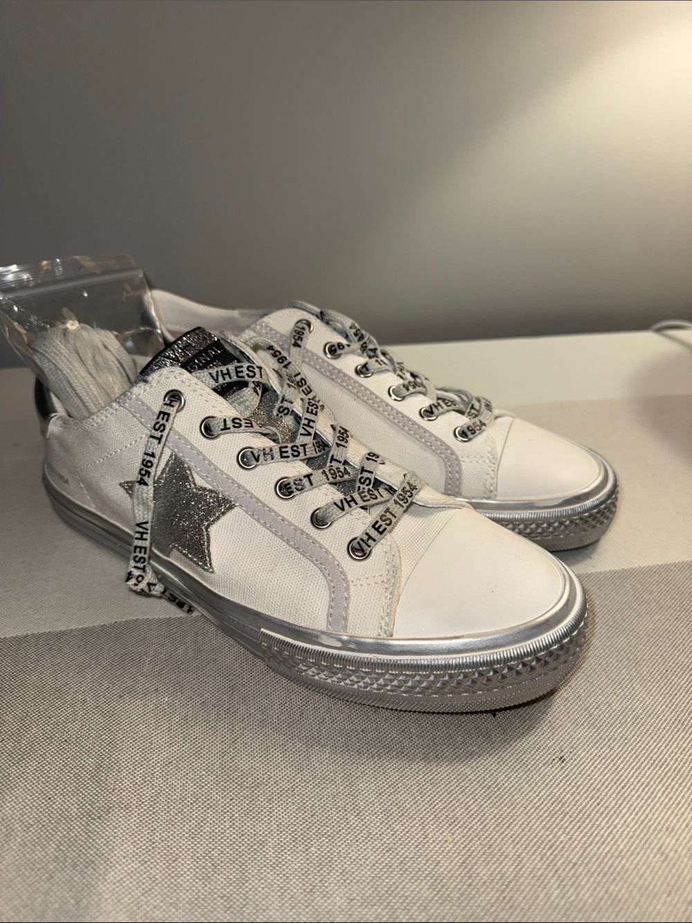 Like new Vintage Havana White Women's Low-Top Canvas Sneakers silver Star size 7